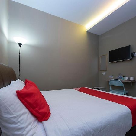 Oyo 90231 Hotel By The Park Plt Τζόχορ Μπάχρου Εξωτερικό φωτογραφία