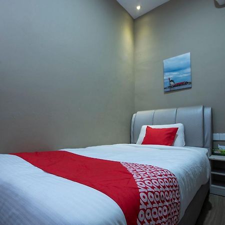 Oyo 90231 Hotel By The Park Plt Τζόχορ Μπάχρου Εξωτερικό φωτογραφία