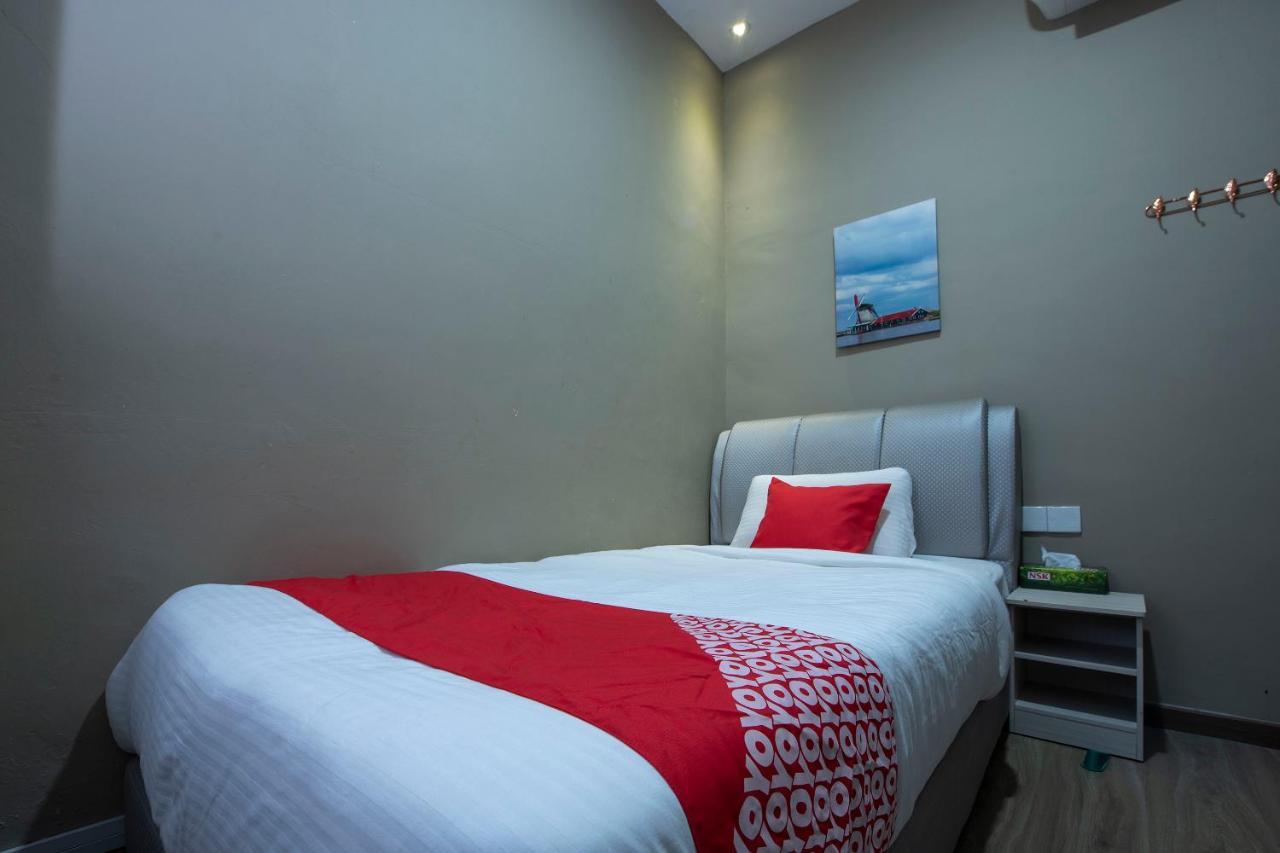 Oyo 90231 Hotel By The Park Plt Τζόχορ Μπάχρου Εξωτερικό φωτογραφία