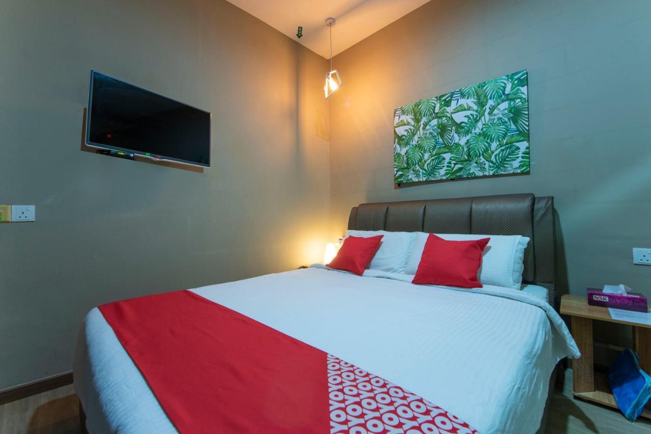 Oyo 90231 Hotel By The Park Plt Τζόχορ Μπάχρου Εξωτερικό φωτογραφία
